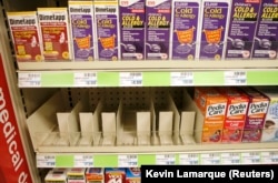 Rak-rak yang digunakan untuk menyimpan produk batuk dan pilek bayi yang tidak diresepkan terlihat kosong di toko obat Washington, 11 Oktober 2007, sebagai ilustrasi. (Foto: REUTERS/Kevin Lamarque)