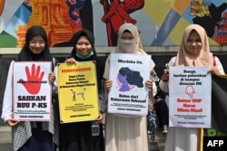 Para aktivis antikekerasan seksual menggelar protes menentang aksi kekerasan seksual di lingkungan kampus di Indonesia dalam aksi di Jakarta, pada 10 Februari 2020. (Foto: AFP/Adek Berry)