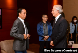 Presiden Jokowi berbincang dengan Dewan Komite Pembangunan IKN Nusantara Tony Blair dan meminta Blair untuk mempromosikan pembangunan IKN Nusantara Di ranah global. (Foto: Courtesy/Setpres)