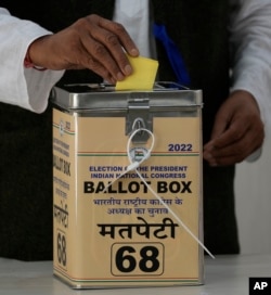 Seorang anggota partai kongres memberikan suaranya selama pemilihan presiden partai kongres, di New Delhi, Senin, 17 Oktober 2022. (AP/Manish Swarup)