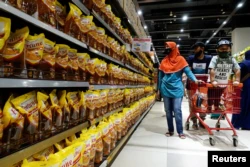 Warga berbelanja minyak goreng di sebuah supermarket di Jakarta, 27 Maret 2022. (Foto: REUTERS/Willy Kurniawan)