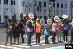 Aksi demo Pekerja Rumah Tangga di Yogyakarta menuntut disahkannya RUU PRT oleh DPR. (VOA/Nurhadi Sucahyo)