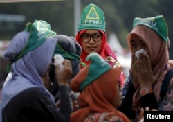 Para remaja putri dari Nahdlatul Ulama menghadiri upacara dalam rangka membela negara dari ancaman terorisme, radikalisme, dan penyebaran narkoba, di Jakarta, 17 Januari 2016. (Foto: Reuters)