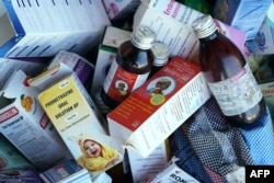 Pihak berwenang India sedang menyelidiki sirup obat batuk yang dibuat oleh perusahaan farmasi lokal setelah Organisasi Kesehatan Dunia (WHO) mengatakan mereka bertanggung jawab atas kematian 66 anak di Gambia. (Foto: AFP/Milan Berckmans)