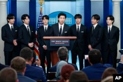 BTS (tengah) RM (ki-ka) V, Jung Kook, Jimin, Jin, J-Jope, Suga, RM saat berbicara di Gedung Putih, Washington, D.C. (dok: AP/Evan Vucci)
