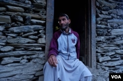 Abdul Jabbar Ganai sangat berduka setelah putranya Shahid meninggal akibat serangan macan tutul, di Trikanjan, Kashmir-India. (Wasim Nabi/VOA)