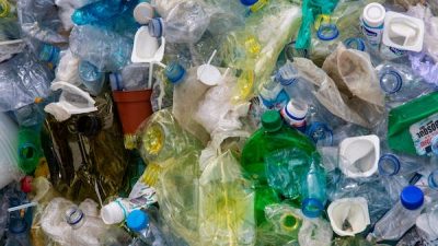 PR bagi kita! Banyaknya Sampah Plastik di Laut