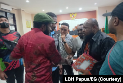 Victor Yeimo berdiskusi dengan tim pembela hukumnya. (Foto: LBH Papua/EG)