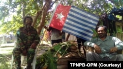 Sebby Sambom (kanan), juru bicara Tentara Pembebasan Nasional Papua Barat-Organisasi Papua Merdeka (TPNPB-OPM). (Foto: Courtesy)