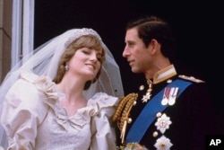 Pangeran Charles Inggris dan Diana, Princess of Wales, pada hari pernikahan mereka di balkon Istana Buckingham di London, 29 Juli 1981. (Foto: AP)