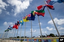 Bendera negara-negara Pasifik berkibar di lokasi penyelenggaraan Forum Kepulauan Pasifik di Nauru, 3 September 2018. (Foto: Jason Oxenham via AP)