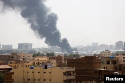 Asap mengepul dari pesawat yang terbakar di dalam Bandara Khartoum selama bentrokan antara Pasukan Dukungan Cepat paramiliter dan tentara di Khartoum. (Foto: Reuters)