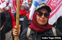 Buruh perempuan juga hadir dalam perayaan Hari Buruh 2023 di Tugu Kuda, Jakarta, mereka menuntut pengesahan RUU Perlindungan Pekerja Rumah Tangga dan pembayaran upah murah. Senin, 1 Mei 2023. (Foto: VOA/Indra Yoga)