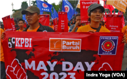Puluhan ribu buruh berunjuk rasa di sekitar Tugu Kuda, Jakarta merayakan Hari Buruh Sedunia yang jatuh pada Senin, 1 Mei 2023. (Foto: VOA/Indra Yoga)