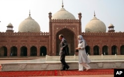 FILE - Pangeran Charles Inggris dan istrinya Camilla berjalan-jalan di sekitar masjid bersejarah Badshahi di Lahore, Pakistan, Kamis, 2 November 2006.(AP/Thaksina Khaikaew, File)