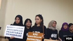 Sejumlah organisasi yang tergabung dalam Masyarakat Peduli Keterwakilan Perempuan (MPKP) mendesak KPU agar merevisi aturan tentang keterwakilan perempuan (VOA/Fathiyah).