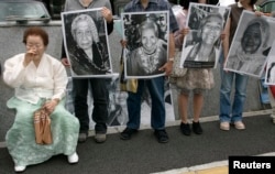 Lee Yong-soo yang pernah dijadikan wanita penghibur pada masa pendudukan Jepang di Korea bersama sejumlah pedemo lainnya menuntut pemerintah Jepang memberi kompensasi dan meminta maaf kepada para perempuan yang dipaksa bekerja di rumah-rumah bordil pada Perang Dunia Kedua, Tokyo, 14 Juni 2007. (Foto: Kim Kyung-Hoon/Reuters