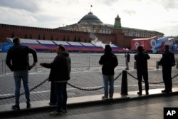 Orang-orang melihat Lapangan Merah kosong yang ditutup untuk persiapan Parade Kemenangan di sebelah Kremlin Moskow, di Moskow, Rusia, Rabu, 3 Mei 2023. (Foto: AP)