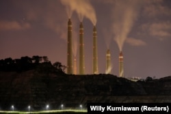 Asap dan uap uap dari PLTU Batubara milik Indonesia Power, di sebelah Proyek PLTU Batubara Jawa 9 dan 10 di Suralaya, Banten, 11 Juli 2020. (Foto: REUTERS/Willy Kurniawan )
