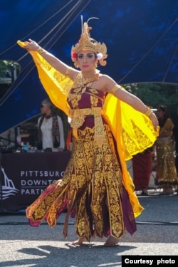 Ni Putu Myra Gerhana Putri menarikan tari Cendrawasih di festival World Square, Pittsburgh, AS (dok: Indonesians in Pittsburgh)