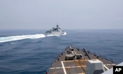 Kapal induk Angkatan Laut AS, USS Chung-Hoon, memperhatikan sebuah kapal AL China yang melakukan manuver "tidak aman" di Selat Taiwan, 3 Juni 2023. (Foto: Mass Communication Specialist 1st Class Andre T. Richard/U.S. Navy via AP)