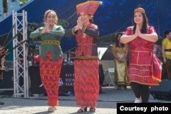 Warga Indonesia di Pittsburgh melakukan peragaan busana di festival World Square (dok: Indonesians in Pittsburgh)