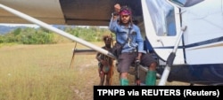 Egianus Kogoya, Komandan TPNPB terlihat duduk di atas pesawat yang dipiloti oleh warga negara Selandia Baru Philip Mehrtens di Papua, 14 Februari 2023. (Foto: TPNPB via REUTERS)