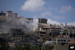 Asap mengepul dari pertempuran antara pasukan Israel dan militan Palestina di kota Jenin, Tepi Barat, Senin, 19 Juni 2023. (AP/Majdi Mohammed)
