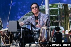 Diaspora Indonesia, Prabu Slamet, pemain ketipung untuk kelompok RockDutters (dok: Indonesians in Pittsburgh)