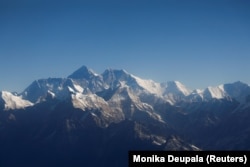 Gunung Everest, puncak tertinggi dunia, dan puncak pegunungan Himalaya lainnya terlihat melalui jendela pesawat selama penerbangan gunung dari Kathmandu, Nepal, 15 Januari 2020. (Foto: REUTERS/Monika Deupala)