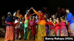 Pemeran anak-anak tampil di panggung pementasan IKPA. (Foto: VOA/Banny Rahayu)