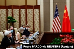 Menteri Keuangan AS Janet Yellen (kiri) menghadiri pertemuan dengan Wakil Perdana Menteri China He Lifeng di Diaoyutai State Guesthouse di Beijing pada 8 Juli 2023. (Foto: Pedro PARDO via REUTERS)