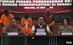 Direktur Tindak Pidana Umum Polri, Djuhandhani Rahardjo (tengah) bersama Direktur Perlindungan WNI Kemenlu RI, Judha Nugraha (kiri) memaparkan perkembangan kasus TPPO ke Myanmar kepada wartawan pada Selasa (16/5) di Jakarta.