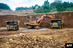 Bijih nikel mentah diangkut truk di salah satu lokasi penambangan nikel di Sorowako, Sulawesi Selatan, 28 Juli 2023.