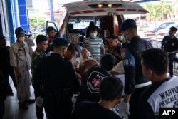 Seorang pekerja asal China yang terluka akibat ledakan tungku peleburan nikel dibawa ke RSUD Morowali Sulawesi Tengah pada 24 Desember 2023. (Foto: AFP)