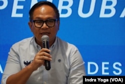 Wakil Menteri Badan Usaha Milik Negara (Wamen BUMN), Kartika Wirjoatmodjo dalam konferensi pers terkait pembubaran 7 BUMN pada Jumat (28/12) di Jakarta. (VOA/Indra Yoga)