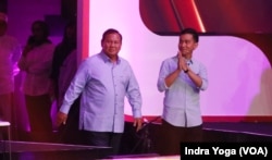 Pasangan calon presiden dan wakil presiden Prabowo Subianto dan Gibran Rakabuming Raka menghadiri Debat Kedua Cawapres Pemilu 2024 pada Jumat (22/12) di Jakarta (VOA/Indra Yoga)