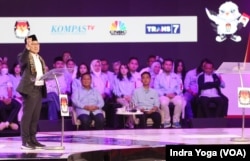 Calon wakil presiden Muhaimin Iskandar menyampaikan visi dan misinya dalam Debat Kedua Cawapres 2024 yang diadakan oleh Komisi Pemilihan Umum RI (KPU RI) pada Jumat (22/12) di Jakarta. (VOA/Indra Yoga)