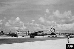 Pesawat B-29 "Enola Gay" setelah mendarat di Pulau Tinian usai menjalankan misi dalam menjatuhkan bom atom pertama di Hiroshima, Jepang. (Foto: National Archieves/AFP)