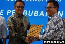 Penyerahan dokumen dan berkas aset-aset dari 7 BUMN yang akan dibubarkan pada konferensi pers pada Jumat (28/12) di Jakarta. (VOA/Indra Yoga)