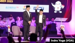 Pasangan calon presiden dan wakil presiden Anies Baswedan dan Muhaimin Iskandar menghadiri Debat Kedua Cawapres Pemilu 2024 pada Jumat (22/12) di Jakarta (VOA/Indra Yoga)