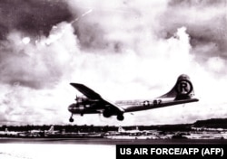 "Enola Gay", yang dikendarai Kolonel Paul W. Tibbets, mendarat di landasan udara di Tinian di Kepulauan Mariana, 6 Agustus 1945, setelah menjatuhkan bom atom di Hiroshima, Jepang. (Foto: US AIR FORCE/AFP)