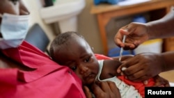 Seorang perawat memberikan vaksin malaria kepada seorang balita di Rumah Sakit Lumumba di Kisumu, Kenya, pada 1 Juli 2022. (Foto: Reuters/Baz Ratner)