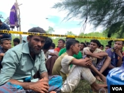 Warga etnis Rohingya yang mendarat di teluk tak berpenghuni di Desa Karang Gading, Kecamatan Labuhan Deli, Kabupaten Deli Serdang, Sumatra Utara. (VOA/Anugrah Andriansyah)