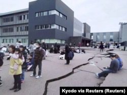 Retakan jalan akibat gempa terlihat di Wajima, prefektur Ishikawa, Jepang, 1 Januari 2024. (Foto: Kyodo via REUTERS)