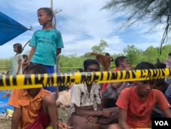 Anak-anak etnis Rohingya yang mendarat di teluk tak berpenghuni di Desa Karang Gading, Kecamatan Labuhan Deli, Kabupaten Deli Serdang, Sumatra Utara. (VOA/Anugrah Andriansyah)