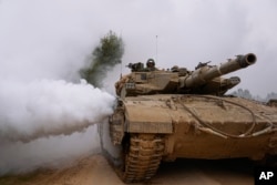 Sebuah tank tentara Israel bergerak di dekat perbatasan Israel-Gaza, di Israel selatan, Rabu, 17 Januari 2024. (Foto: AP)