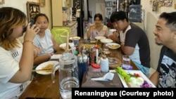 Kenobi Haidar Akmal (kedua dari kanan) dan Renaningtyas (kedua dari kiri) menikmati sarapan pagi bersama keluarga, Tangerang Selatan, Minggu, 21 Januari 2024. (Foto: Renaningtyas/koleksi pribadi)