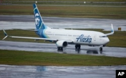 Alaska Airlines penerbangan 1276, penerbangan yang menggunakan Boeing 737-900, di Bandara Internasional Portland di Portland, Oregon, 6 Januari 2024. (Foto: AP)