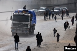 Sebuah truk yang membawa bantuan tiba di Rafah di selatan Jalur Gaza, 17 Januari 2024, di tengah konflik yang sedang berlangsung antara Israel dan kelompok Islam Palestina Hamas. (REUTERS/Mohammed Salem)